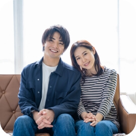 笑顔の男女