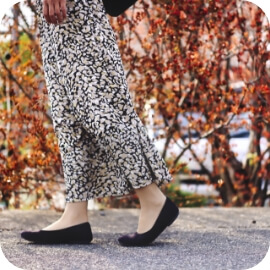女性が歩く姿