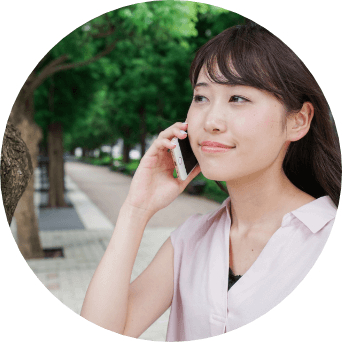 電話をかける女性