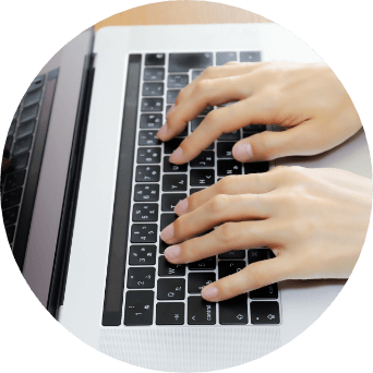 キーボードを打つ女性