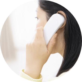 電話をかける女性
