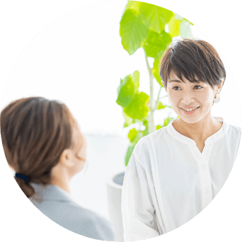 笑顔の女性2人